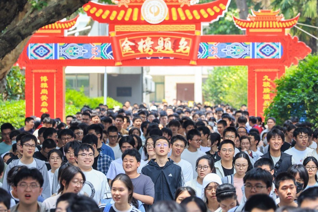 大陆2026年高考(大学入学考试)放榜后,大陆网路上近日流传一名台湾学生以702... 大陆2026年高考(大学入学考试)放榜后,大陆网路上近日流传一名台湾学生以702...