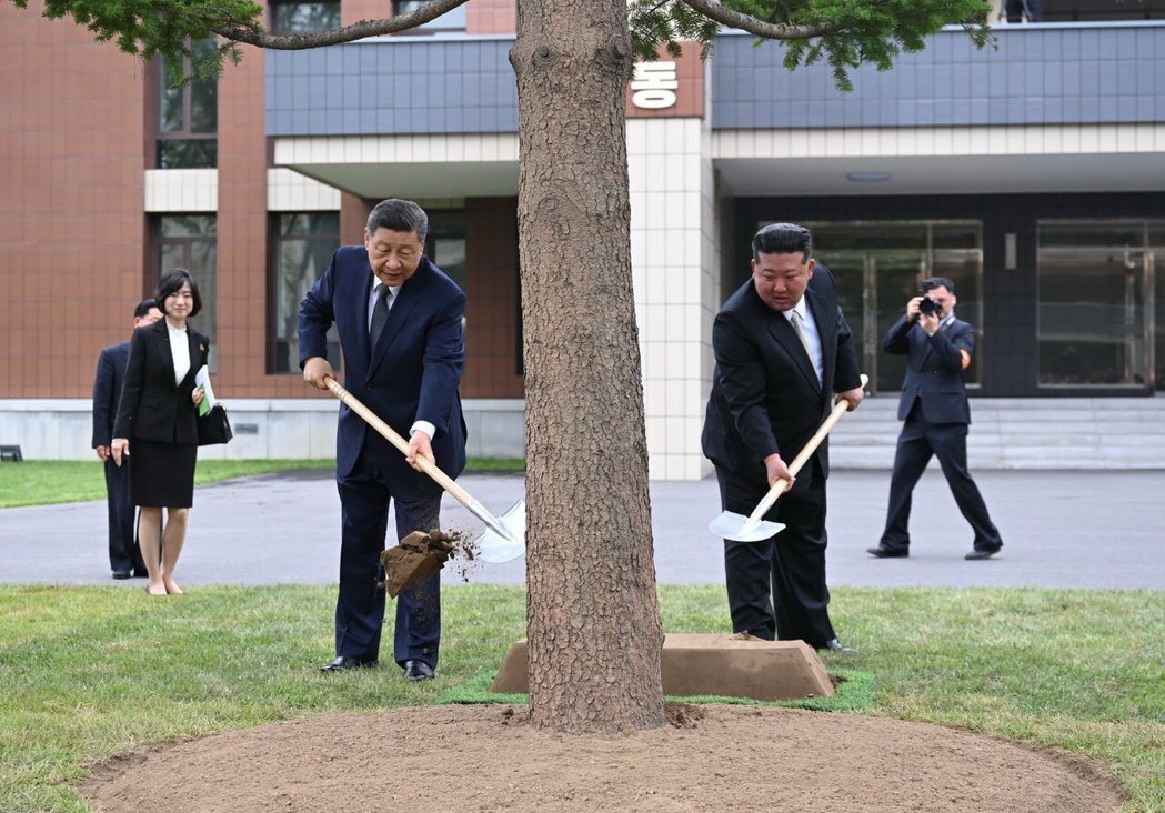 7月1日为中共建党105周年,北韩领导人金正恩当日致电中共总书记习近平祝贺。图为... 7月1日为中共建党105周年,北韩领导人金正恩当日致电中共总书记习近平祝贺。图为...