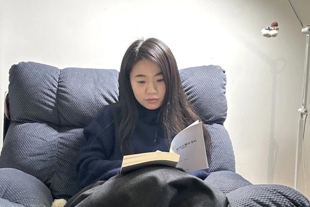 北京清华大学教授肖鹰指控作家蒋方舟硕士论文涉嫌学术不端,蒋方舟批评肖鹰未阅读原著... 北京清华大学教授肖鹰指控作家蒋方舟硕士论文涉嫌学术不端,蒋方舟批评肖鹰未阅读原著...