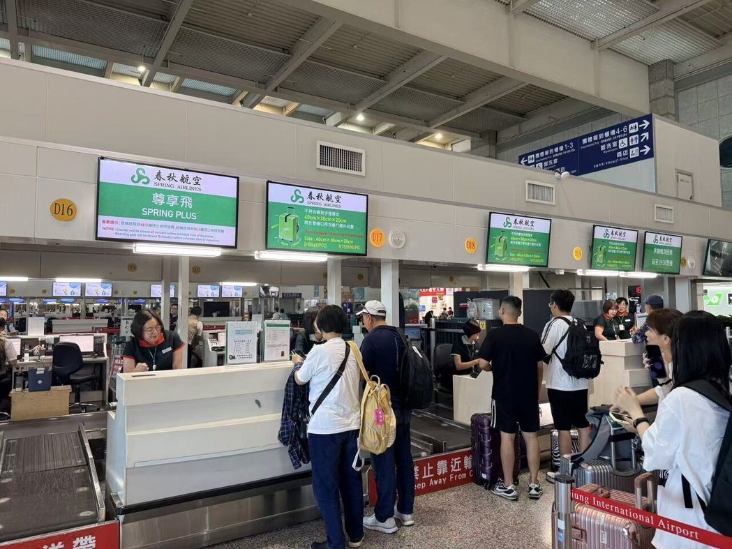 乘客在高雄航空站春秋航空报到柜台前办理登机。图/春秋航空提供 乘客在高雄航空站春秋航空报到柜台前办理登机。图/春秋航空提供