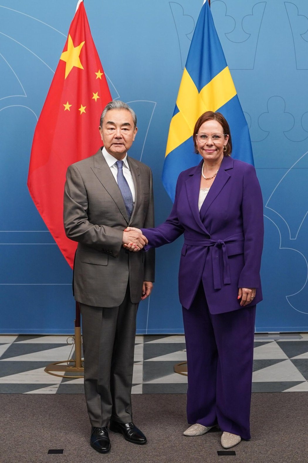 中共外长王毅当地时间4日在斯德哥尔摩与瑞典外交大臣斯蒂纳加德会谈时表示,瑞典籍公... 中共外长王毅当地时间4日在斯德哥尔摩与瑞典外交大臣斯蒂纳加德会谈时表示,瑞典籍公...