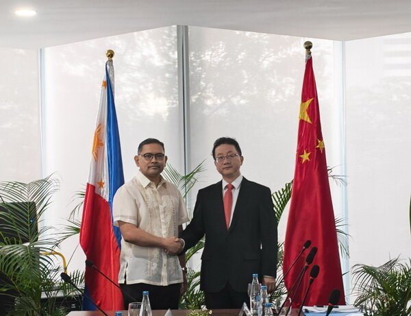 中国大陆与菲律宾尽管纷争不断,大陆外交部亚洲司司长刘劲松(图右)仍于6月30日,... 中国大陆与菲律宾尽管纷争不断,大陆外交部亚洲司司长刘劲松(图右)仍于6月30日,...