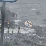 一家三口新疆"网红公路"自驾游突遇山洪,母子被冲走