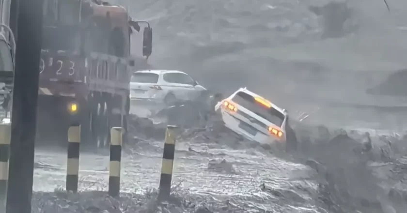 一家三口新疆"网红公路"自驾游突遇山洪,母子被冲走