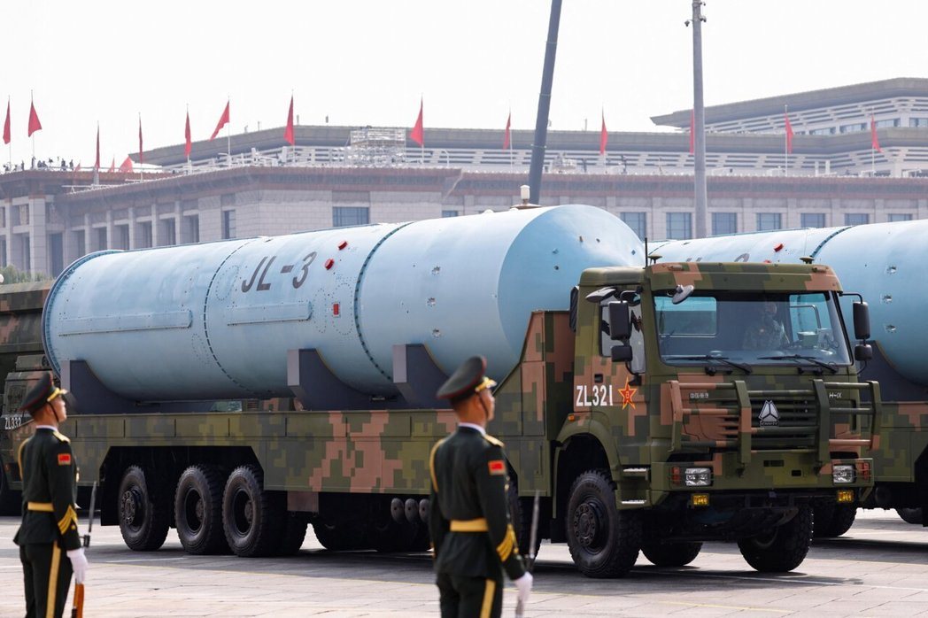 专家研判,共军此次试射的潜射战略飞弹应是「巨浪-3」。图为2025年9月3日,中... 专家研判,共军此次试射的潜射战略飞弹应是「巨浪-3」。图为2025年9月3日,中...