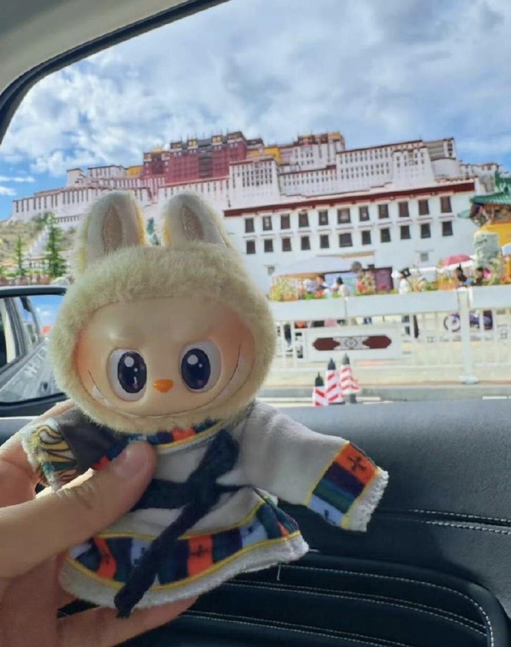 藏款LABUBU身上服饰均为纯手工制作,由拉萨市堆龙德庆区东嘎街道祥和苑社区妇女... 藏款LABUBU身上服饰均为纯手工制作,由拉萨市堆龙德庆区东嘎街道祥和苑社区妇女...