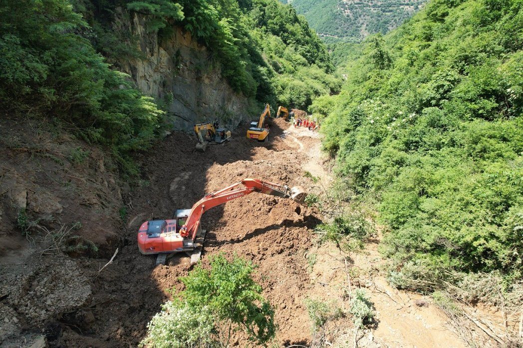 7月7日,大陆甘肃省陇南市宕昌县南河镇任藏村山体滑坡(土石流)现场,救援人员清理... 7月7日,大陆甘肃省陇南市宕昌县南河镇任藏村山体滑坡(土石流)现场,救援人员清理...