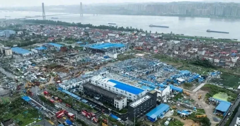龙卷风袭击湖北多地,“眼看着父母被卷到百米高空”