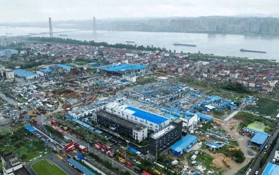 龙卷风袭击湖北多地,“眼看着父母被卷到百米高空”
