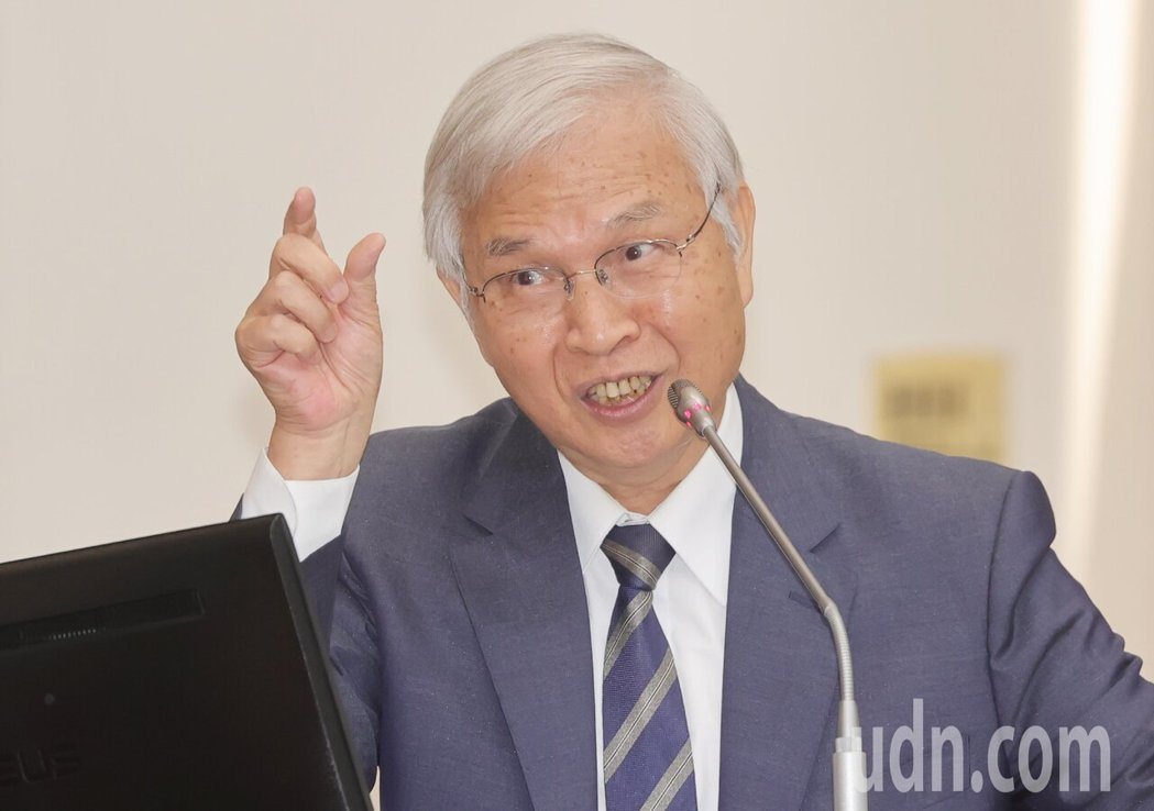 针对台湾消费与投资呈现明显K型化,市场资金大量流向AI概念股,央行总裁杨金龙表示... 针对台湾消费与投资呈现明显K型化,市场资金大量流向AI概念股,央行总裁杨金龙表示...