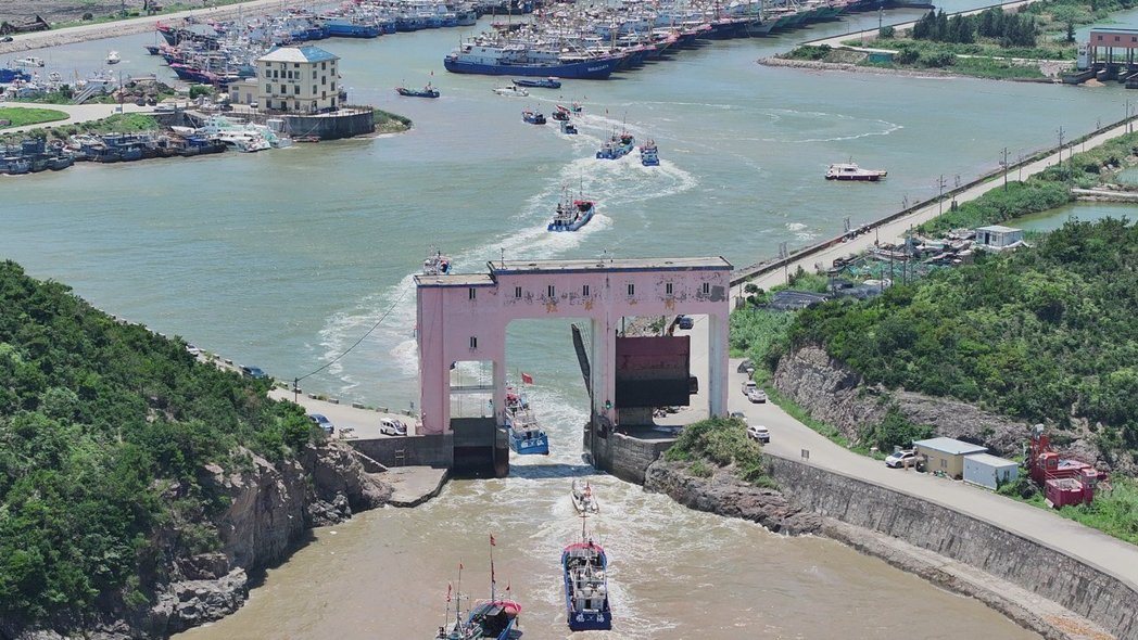 为防范台风「巴威」,大陆浙江台州沿海渔船回港避风。图/取自人民网 为防范台风「巴威」,大陆浙江台州沿海渔船回港避风。图/取自人民网