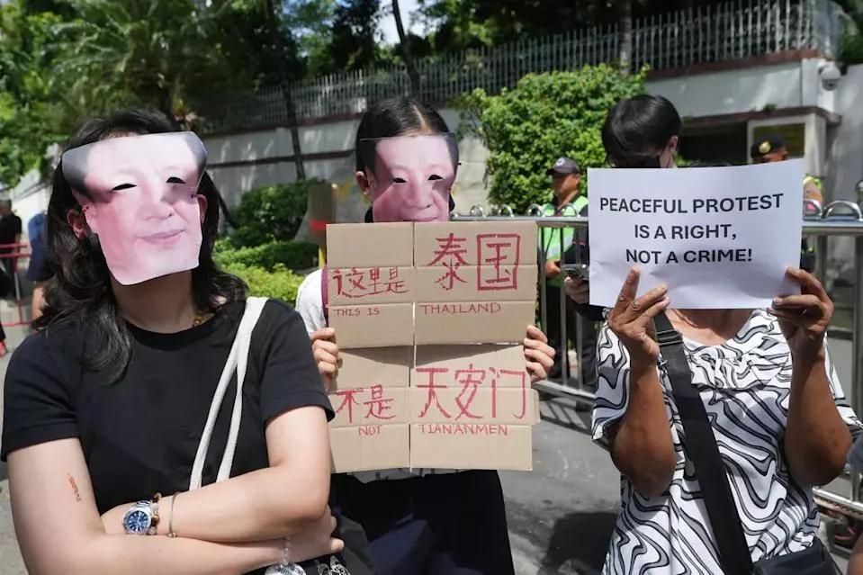 泰国民众呛“这里不是天安门!” 包围中国大使馆