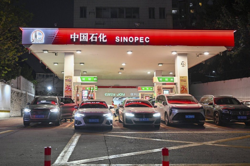 随著波湾战事稳定,中国大陆已取消7月剩余时间的成品油出口限制,并允许1家民营炼厂... 随著波湾战事稳定,中国大陆已取消7月剩余时间的成品油出口限制,并允许1家民营炼厂...