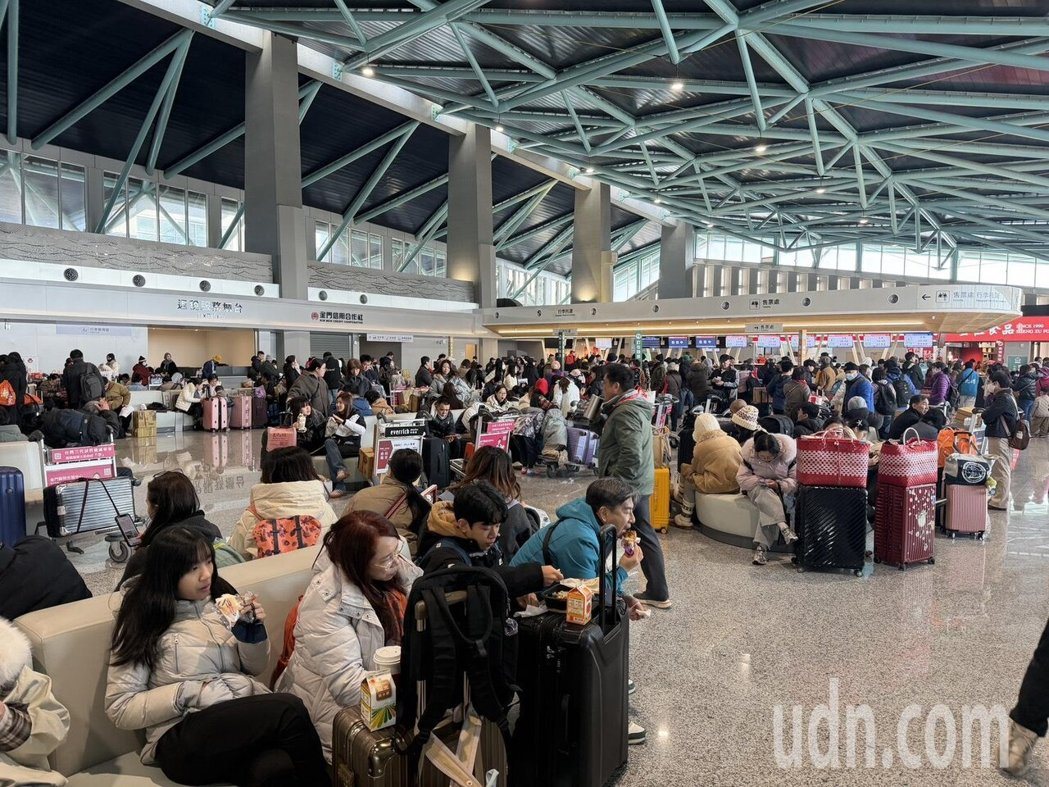 2025年10月,大陆国务院总理李强(左)访问北韩,与北韩内阁总理朴泰成会晤。图... 2025年10月,大陆国务院总理李强(左)访问北韩,与北韩内阁总理朴泰成会晤。图...