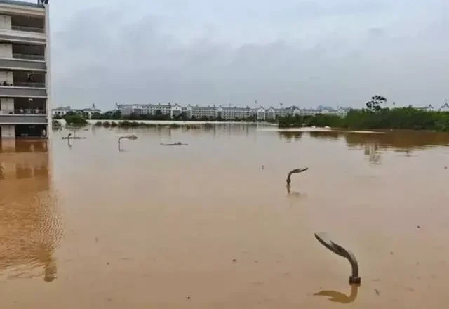 12000名师生被困，“还有3000人等待救援”