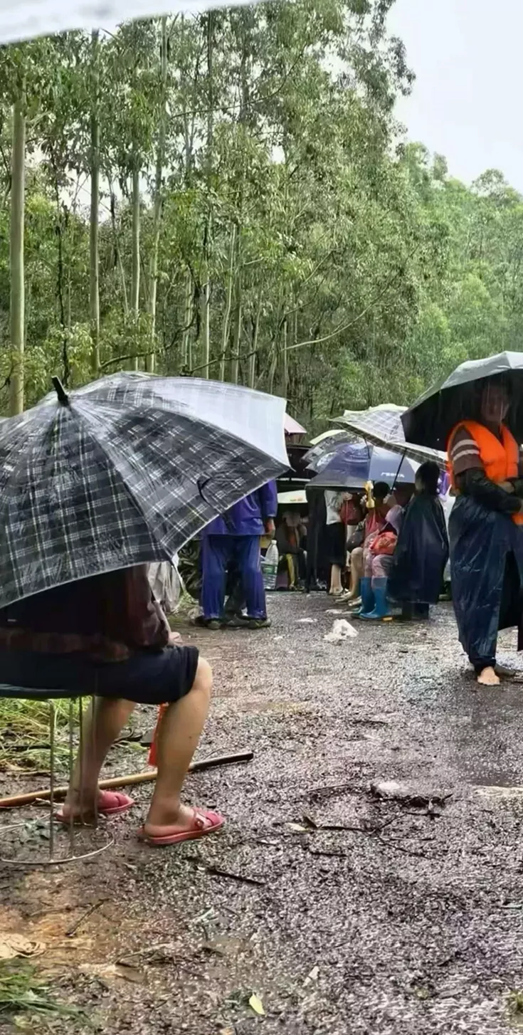 耗资4亿,六蓝水库仍溃堤,约2000人困山上30小时