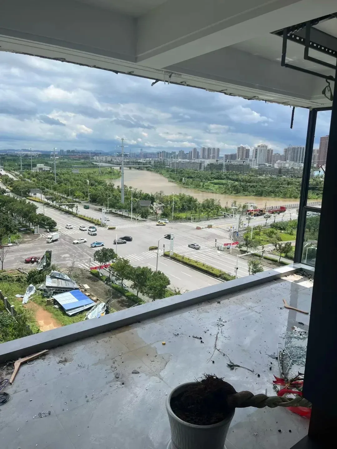 人被卷起,家被吹空:龙卷风横扫黄冈的20分钟