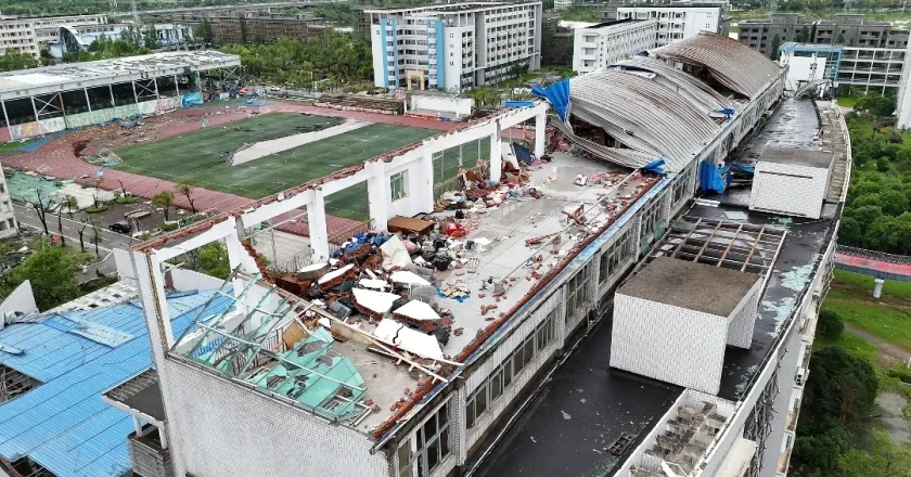湖北高校被龙卷风袭击后画面曝光 损失巨大 期末考取消
