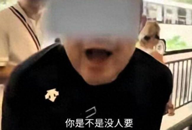 骂完同胞后，对着老外笑：北京导游事件后续来了