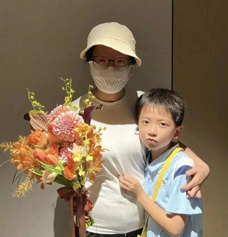 女主持烧伤毁容,离婚后收废品养家
