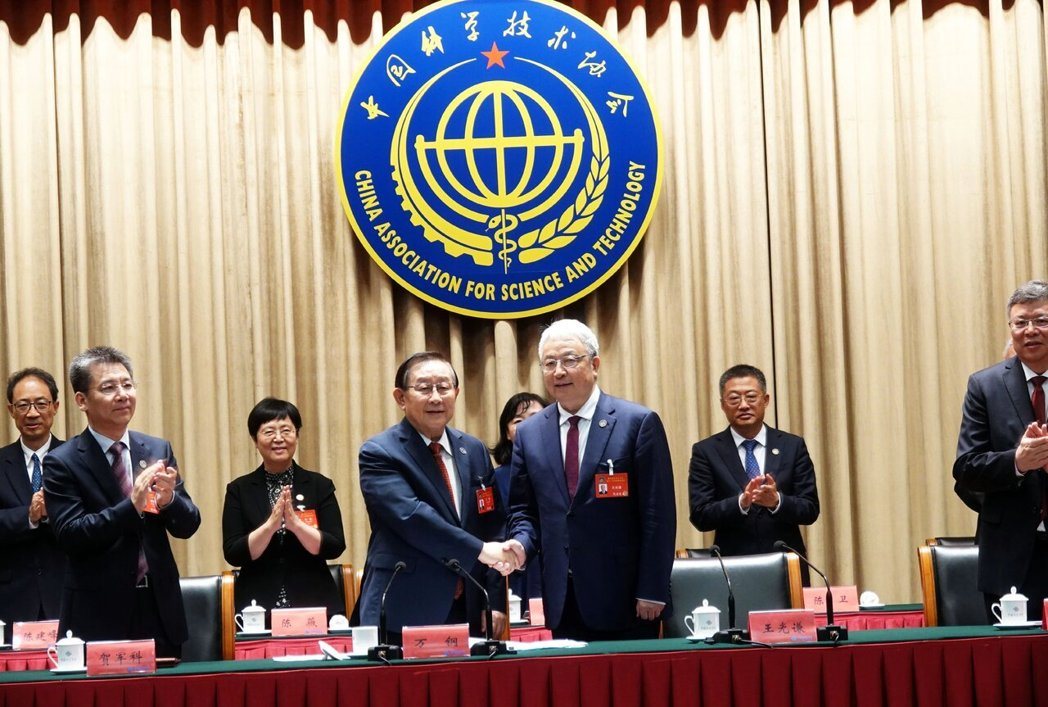大陆中国科协11日已选出新一任主席,图为新任主席王光谦(右)与原任主席万钢(左)... 大陆中国科协11日已选出新一任主席,图为新任主席王光谦(右)与原任主席万钢(左)...