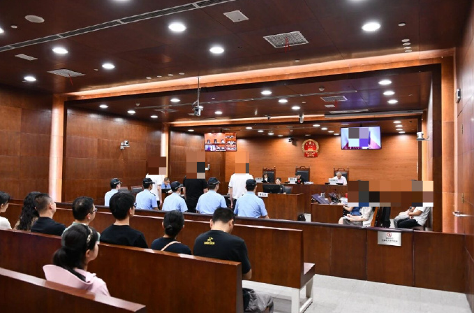 中国成都火锅回收顾客食用后的锅底贩售给其他客人吃下,5名涉案人士全被判刑。 (图撷自微博)