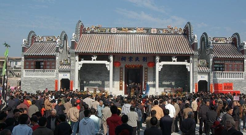 “人过五代另起坟,屋住三代必走人”啥意思?