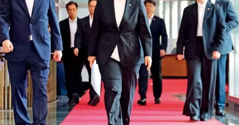 做记者，进“大厂”，当总理，她一路开挂