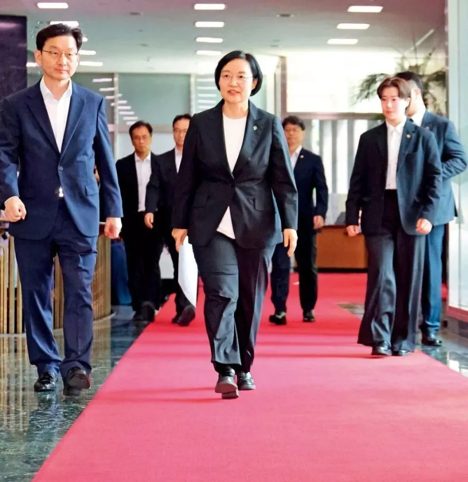 做记者,进“大厂”,当总理,她一路开挂
