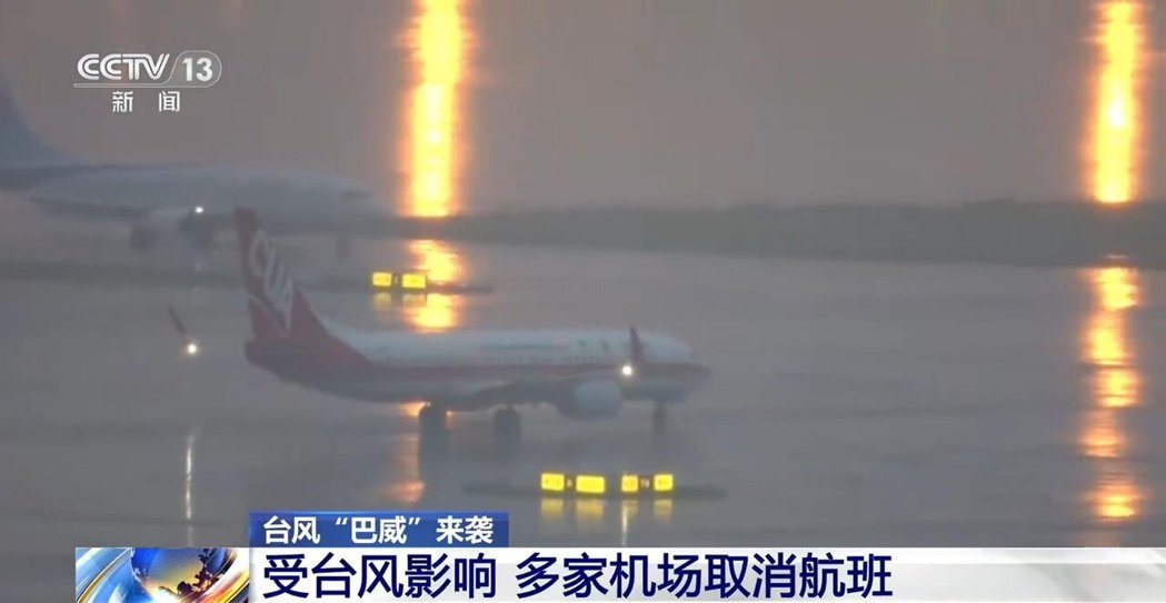 航旅纵横大数据显示,截至12日晚间9时,大陆各航空公司计划临时取消13日进出港航... 航旅纵横大数据显示,截至12日晚间9时,大陆各航空公司计划临时取消13日进出港航...