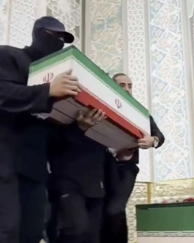 ▲▼伊朗前领袖国葬「惊见神秘蒙面男」。 (图/翻摄X) ▲▼伊朗前领袖国葬「惊见神秘蒙面男」。 (图/翻摄X)