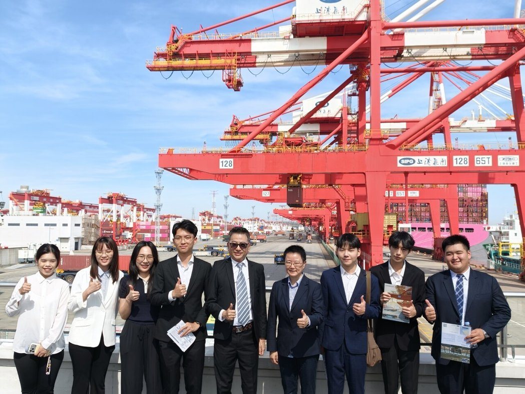 民众党中央评议委员会主委李伟华(左五)14日带领民众党青年交流团参观上海洋山港。... 民众党中央评议委员会主委李伟华(左五)14日带领民众党青年交流团参观上海洋山港。...