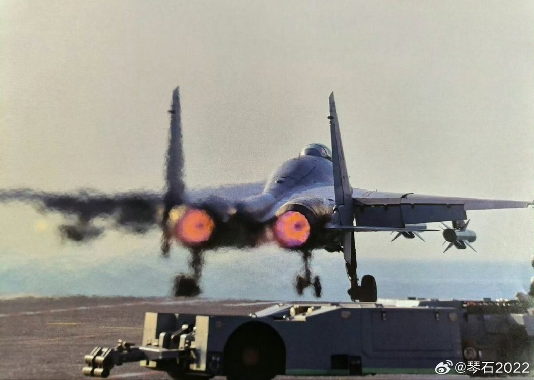 网传照片显示,一架歼-15T舰载战机开启全后燃器,准备从福建舰甲板弹射起飞,机翼... 网传照片显示,一架歼-15T舰载战机开启全后燃器,准备从福建舰甲板弹射起飞,机翼...