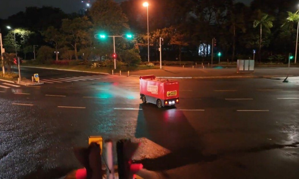 京东物流「独狼」智慧配送车进行夜间跨区配送。图/取自深圳特区报 京东物流「独狼」智慧配送车进行夜间跨区配送。图/取自深圳特区报