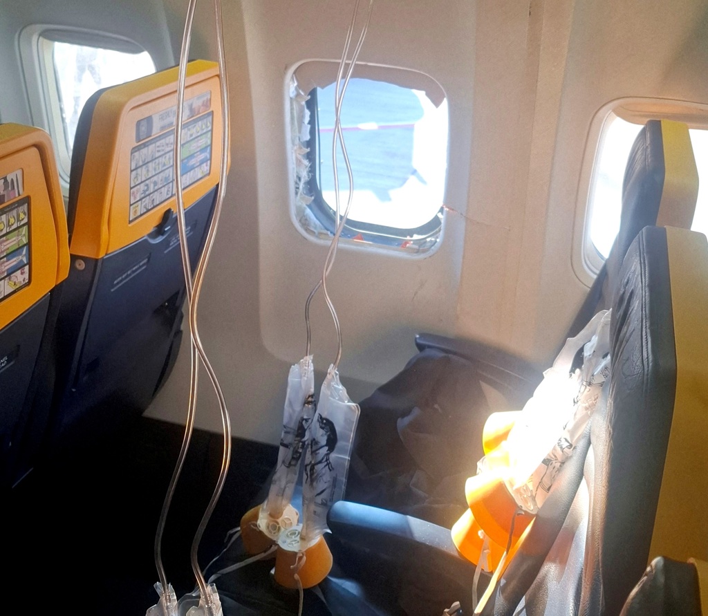 廉航瑞安航空（Ryanair）一架波音客机10日从希腊起飞不久后，右侧一处窗户便破裂，导致男乘客半身被吸出窗外。 （路透）