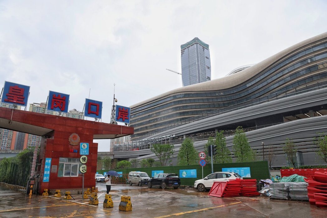 皇岗口岸经历重建扩建后,继续提供24小时通宵过境服务,人均通关时间大幅降低。(中... 皇岗口岸经历重建扩建后,继续提供24小时通宵过境服务,人均通关时间大幅降低。(中...