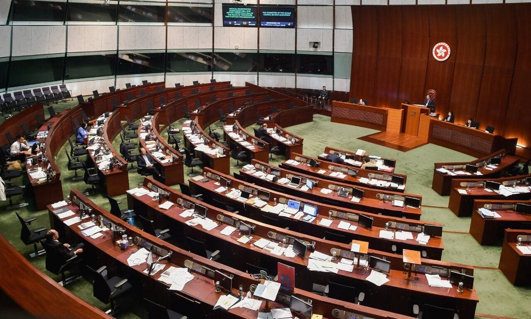 港府创新科技及工业局局长孙东在香港立法会回应说,现阶段全面禁止青少年使用社交媒体... 港府创新科技及工业局局长孙东在香港立法会回应说,现阶段全面禁止青少年使用社交媒体...