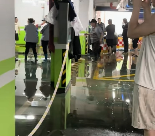 沈阳小区地下车库墙体暴雨中坍塌 露出大量生活垃圾