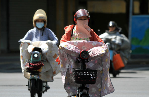 ▲大陆7月高温天气持续,民众使出浑身解术避暑。 (图/CFP)