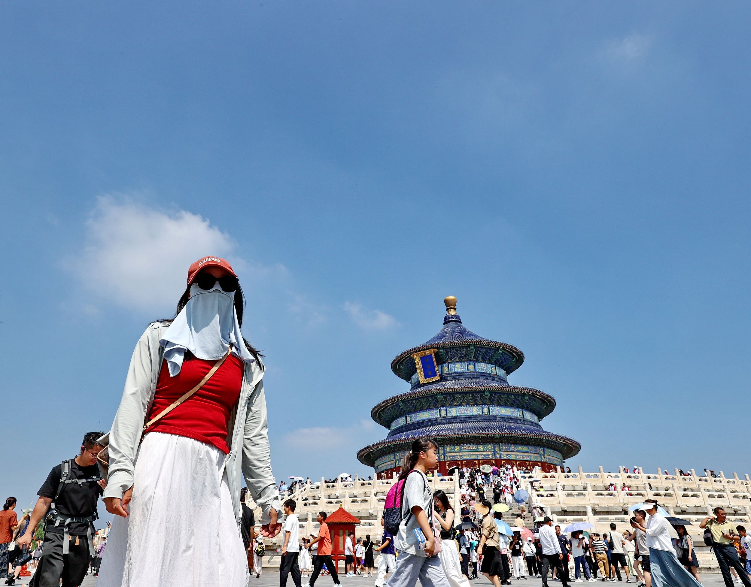 ▲大陆7月高温天气持续,民众使出浑身解术避暑。 (图/CFP)