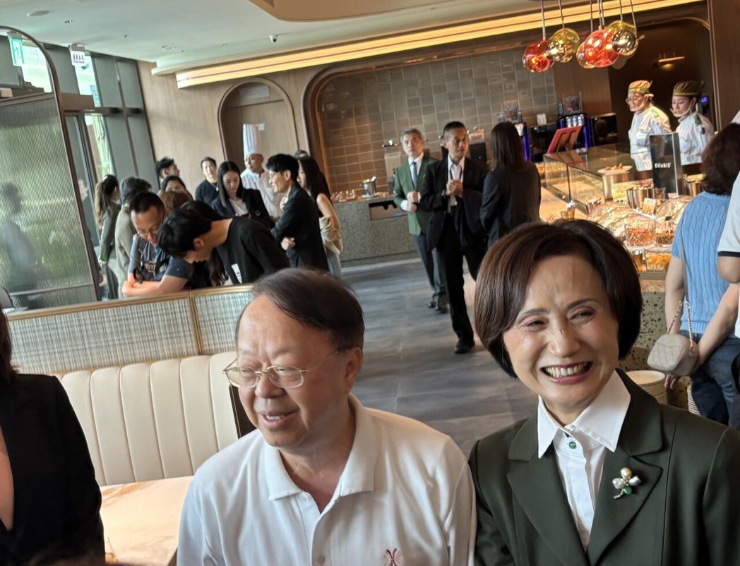 国扬与汉来集团创办人侯西峰与汉来美食董事长林淑婷出席岛语台中洲际店开幕活动。严雅... 国扬与汉来集团创办人侯西峰与汉来美食董事长林淑婷出席岛语台中洲际店开幕活动。严雅...