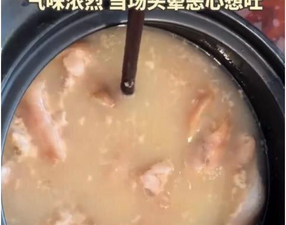 粤女在家飘出“尸臭味”  警察上门一看傻眼
