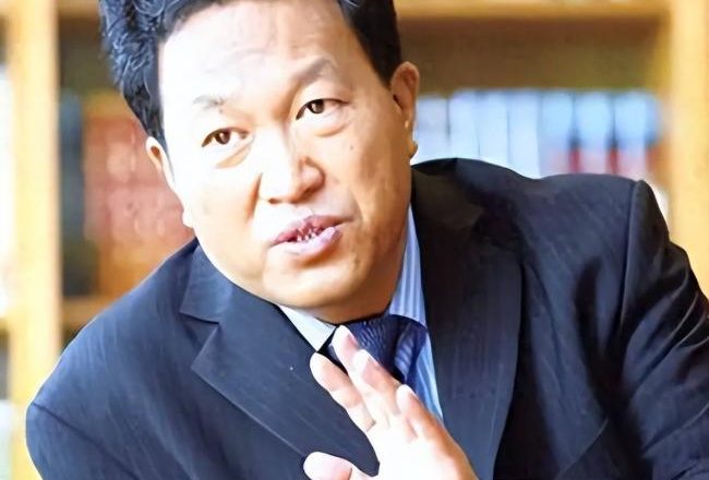 他出门要12名女秘书陪伴，敛财百亿成首富