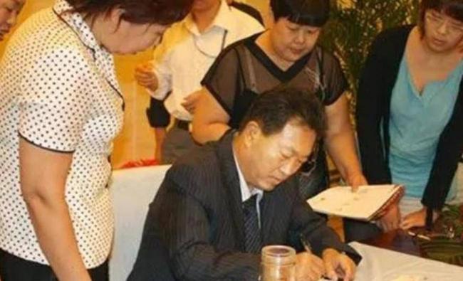 他出门要12名女秘书陪伴,敛财百亿成首富 他出门要12名女秘书陪伴,敛财百亿成首富