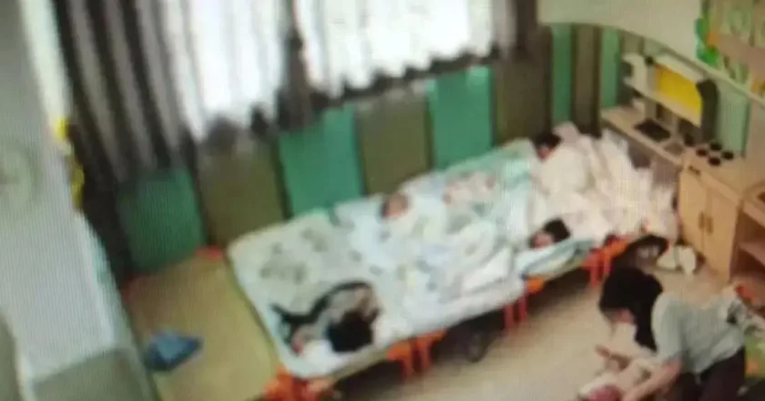 上海16月龄幼儿入托第一天遭老师虐待29分钟