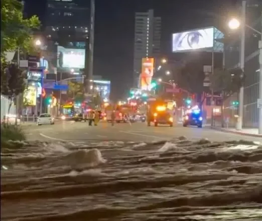 突发！洛杉矶主输水管道爆裂，市区如同山洪暴发