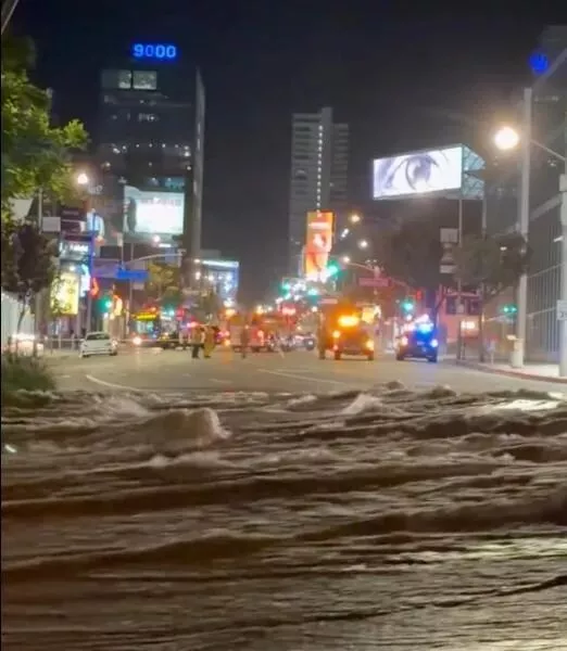 突发!洛杉矶主输水管道爆裂,市区如同山洪暴发