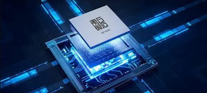 中国AI芯片新创公司东方算芯发布首款旗舰产品「DF1000」,宣称这是「全球首颗软体定义近存计算3D AI芯片」。 图:翻摄陆网/搜狐