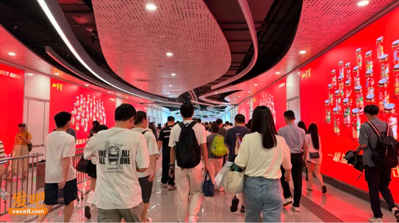 “辣眼睛”地铁广告惹众怒 比椰树还炸裂 “辣眼睛”地铁广告惹众怒 比椰树还炸裂