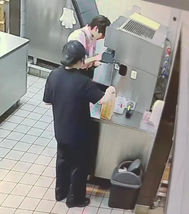 女子称麦当劳店员向可乐吐口水 店员称“吹可乐泡沫”
